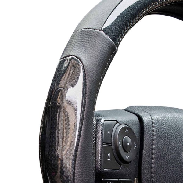Detail view of carbon fiber look steering wheel cover